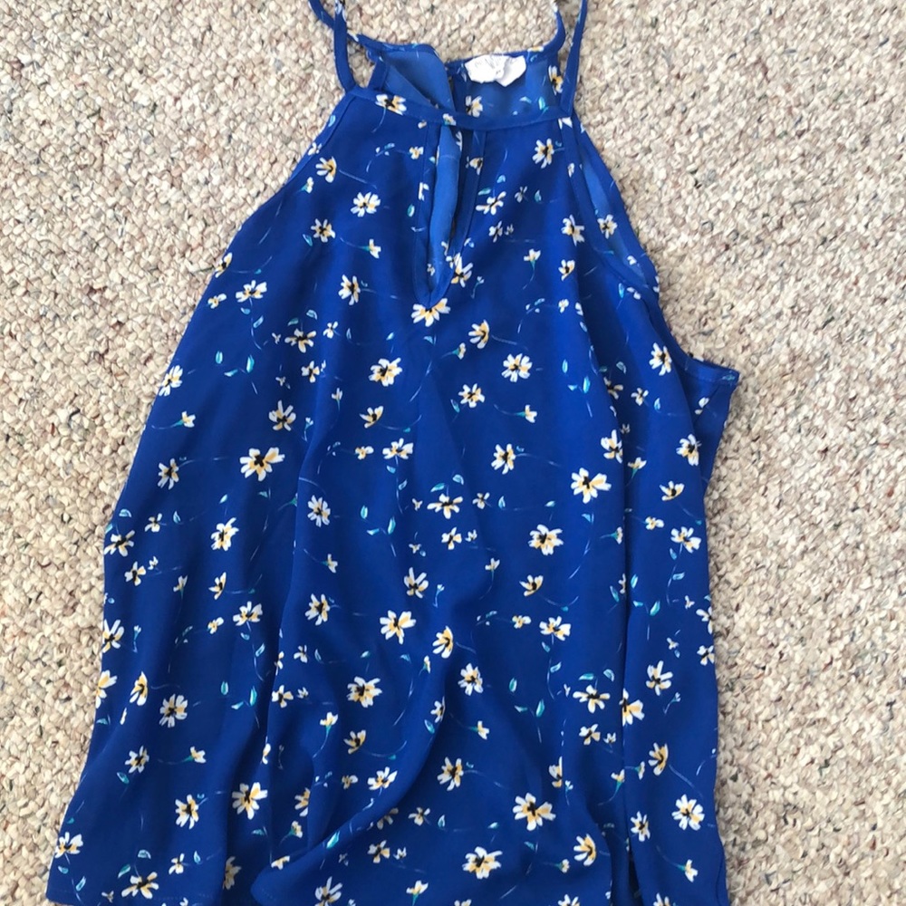 🎉5️⃣ for 2️⃣5️⃣ 🎉
 Blue floral blouse